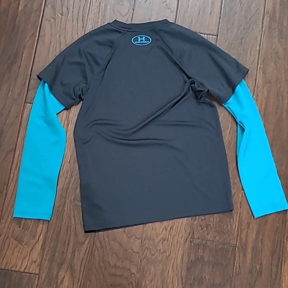 Under Armour Grey Shirt with Teal Blue Waffle Patterned Sleeves size Y-Large